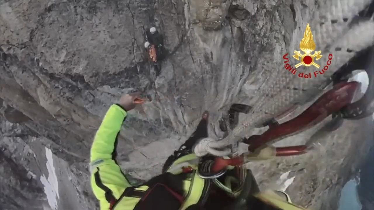 3 bin metrede mahsur kalan dağcılar kurtarıldı