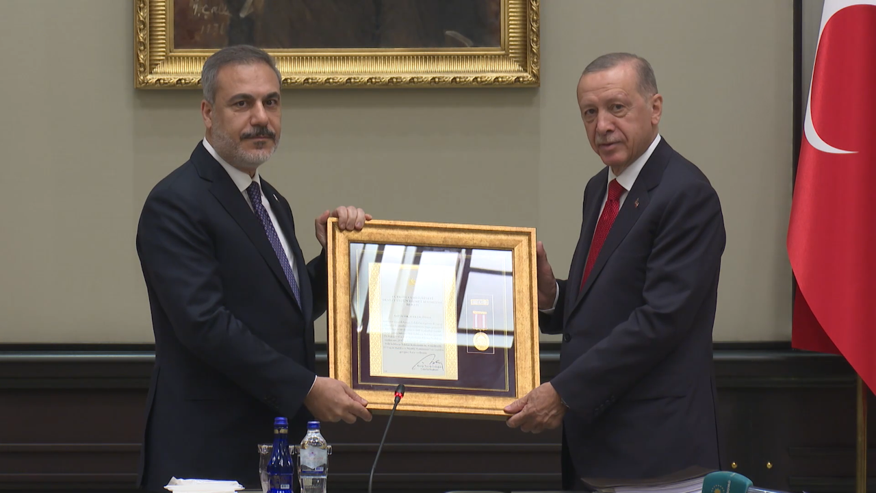 Cumhurbaşkanı Erdoğan, Hakan Fidan'a 'Devlet Üstün Hizmet Madalyası' verdi