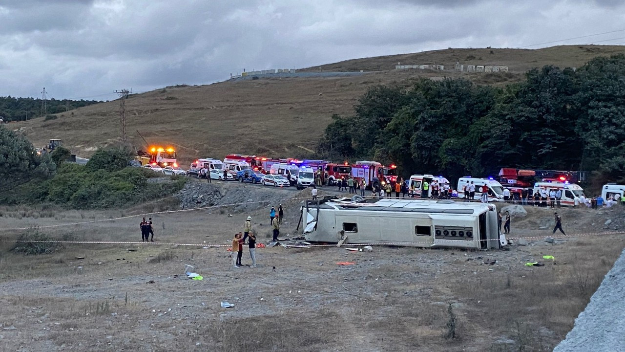 İstanbul'da servis otobüsü devrildi, 27 kişi yaralandı