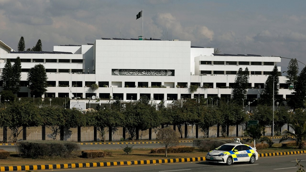 Pakistan'da genel seçimler öncesi parlamento feshedildi