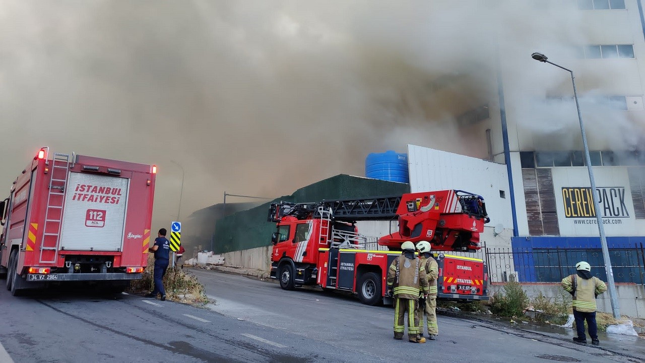 Arnavutköy’de 4 katlı fabrikada yangın