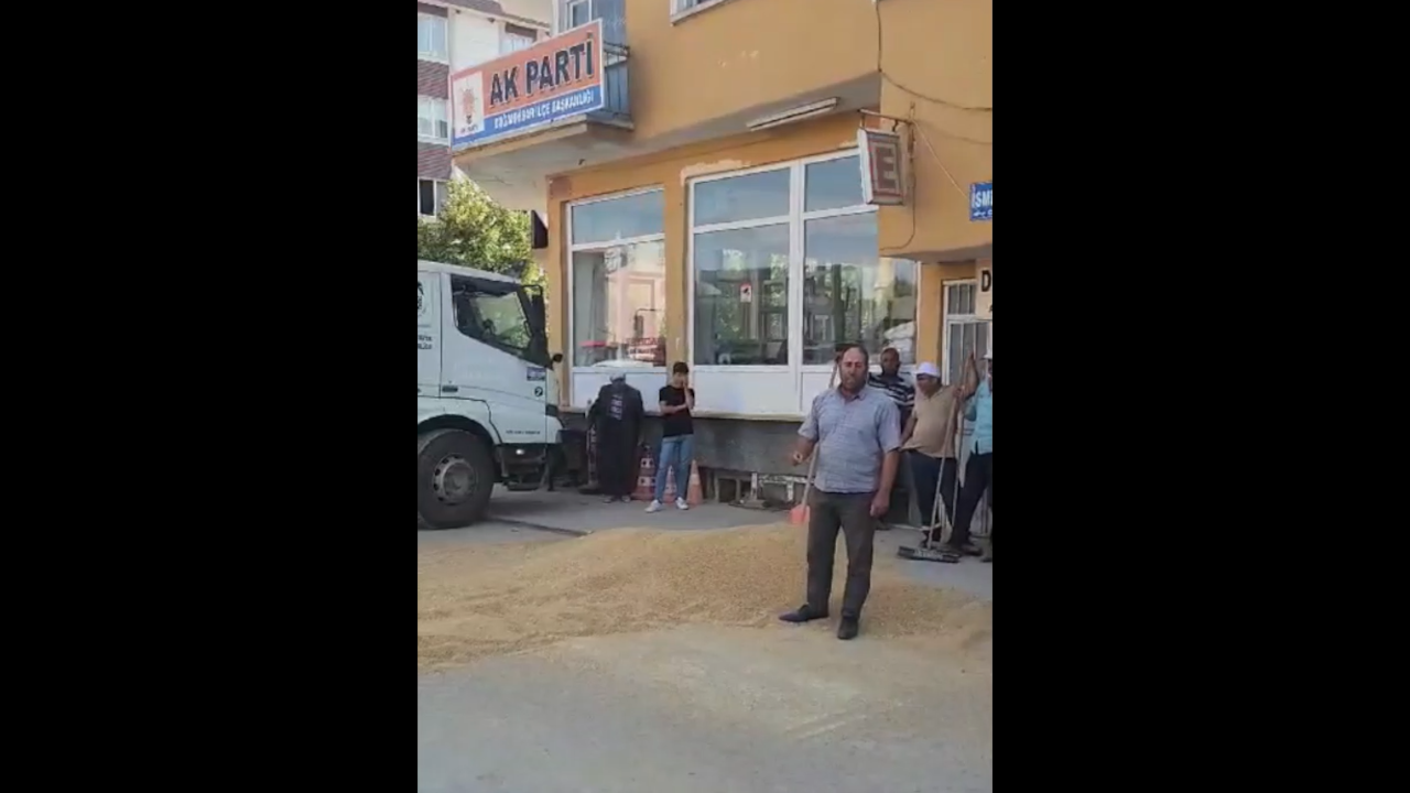 TMO'yu protesto eden çiftçi buğdayını AK Parti binası önüne döktü