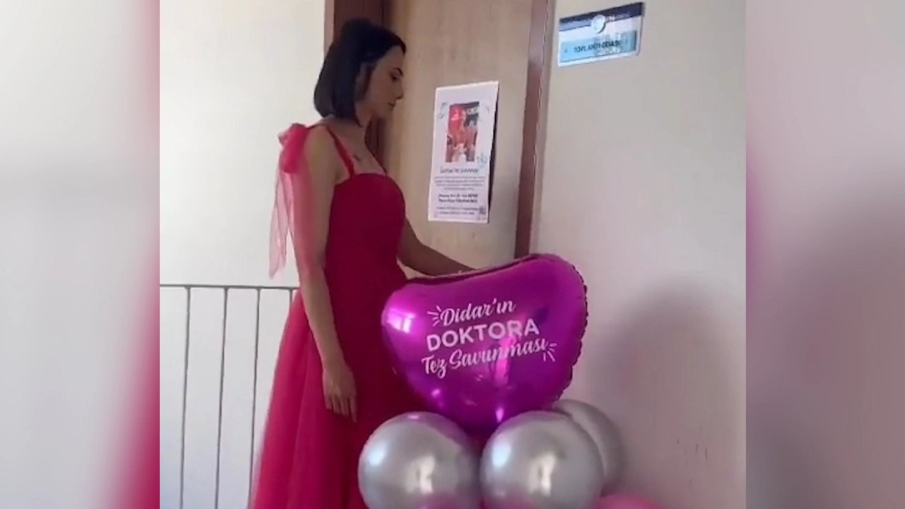 Pembe elbiseli, balonlu, çiçekli tez savunma videosu viral oldu