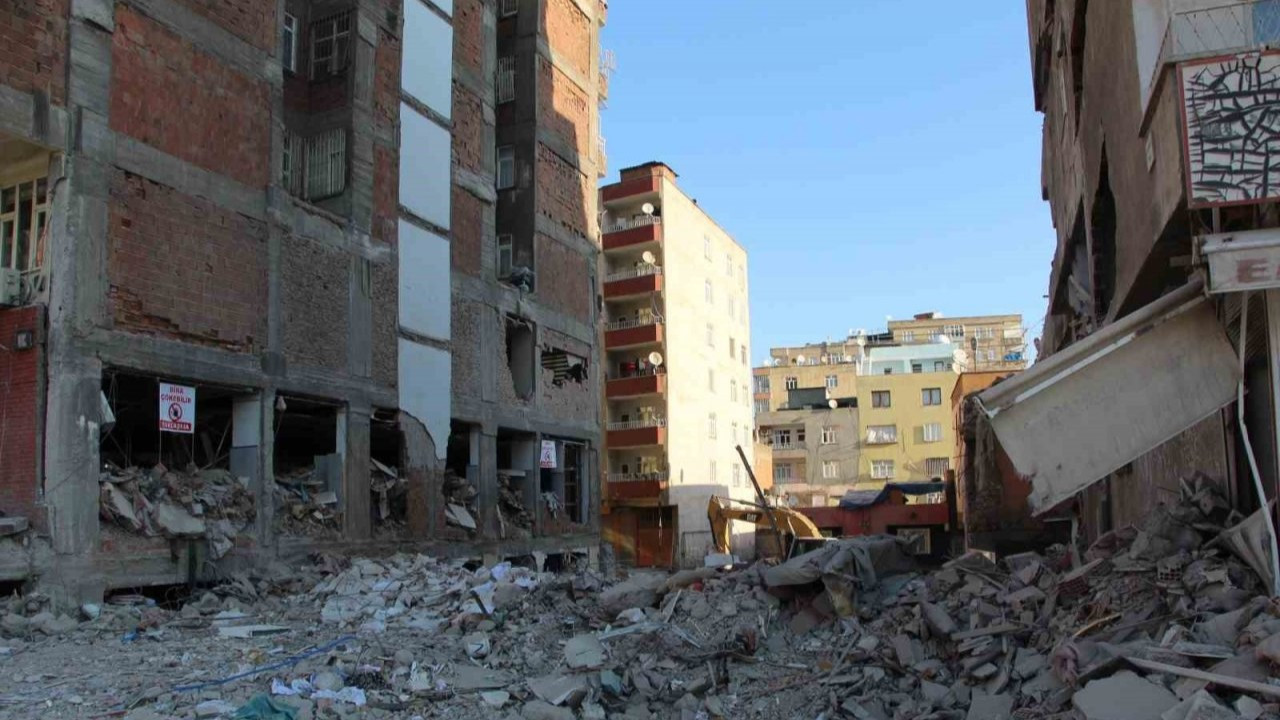 Diyarbakır'da depremde 137 kişiye mezar olan 2 bina ruhsatsız çıktı