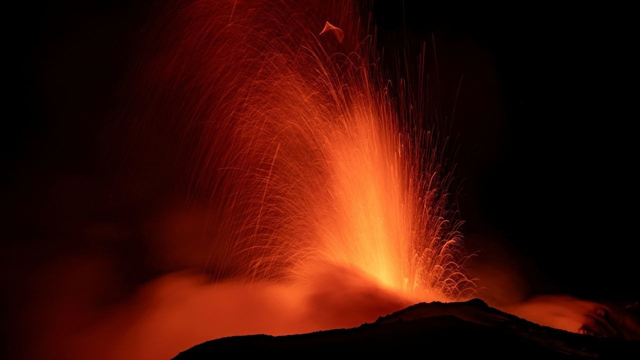 Etna Yanardağı'nda patlama: Uçuşlar durduruldu