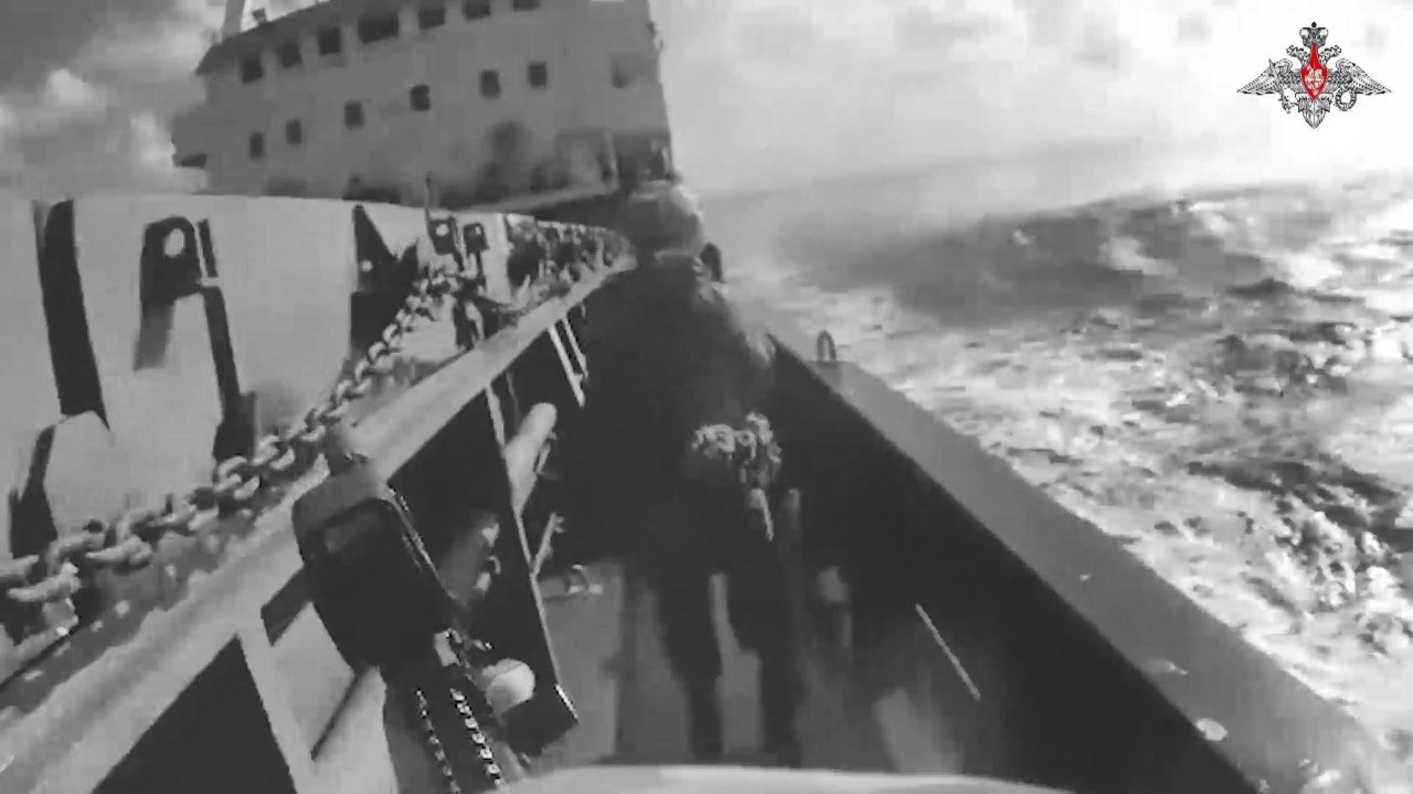 Rusya paylaştı: Karadeniz'de 'Şükrü Okan' gemisine düzenlenen baskın kamerada