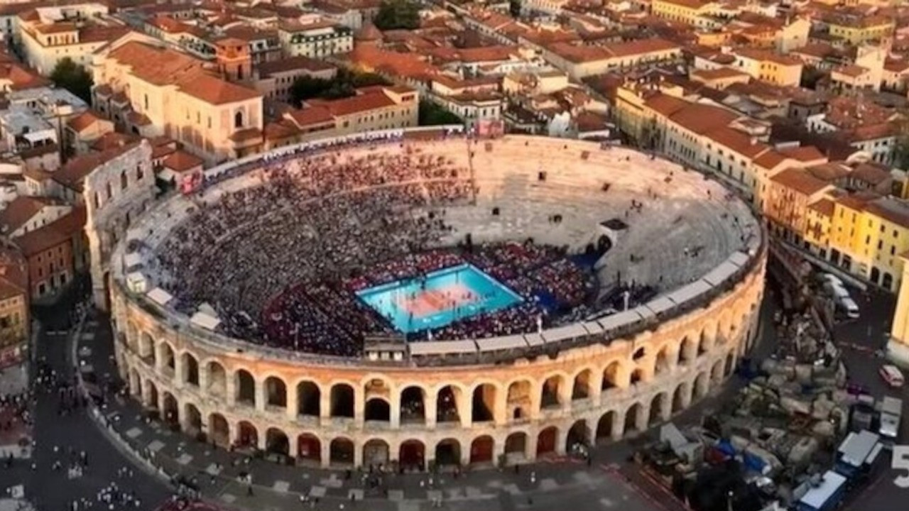 2023 Avrupa Voleybol Şampiyonası, 2 bin yıllık Verona Arena'da başladı