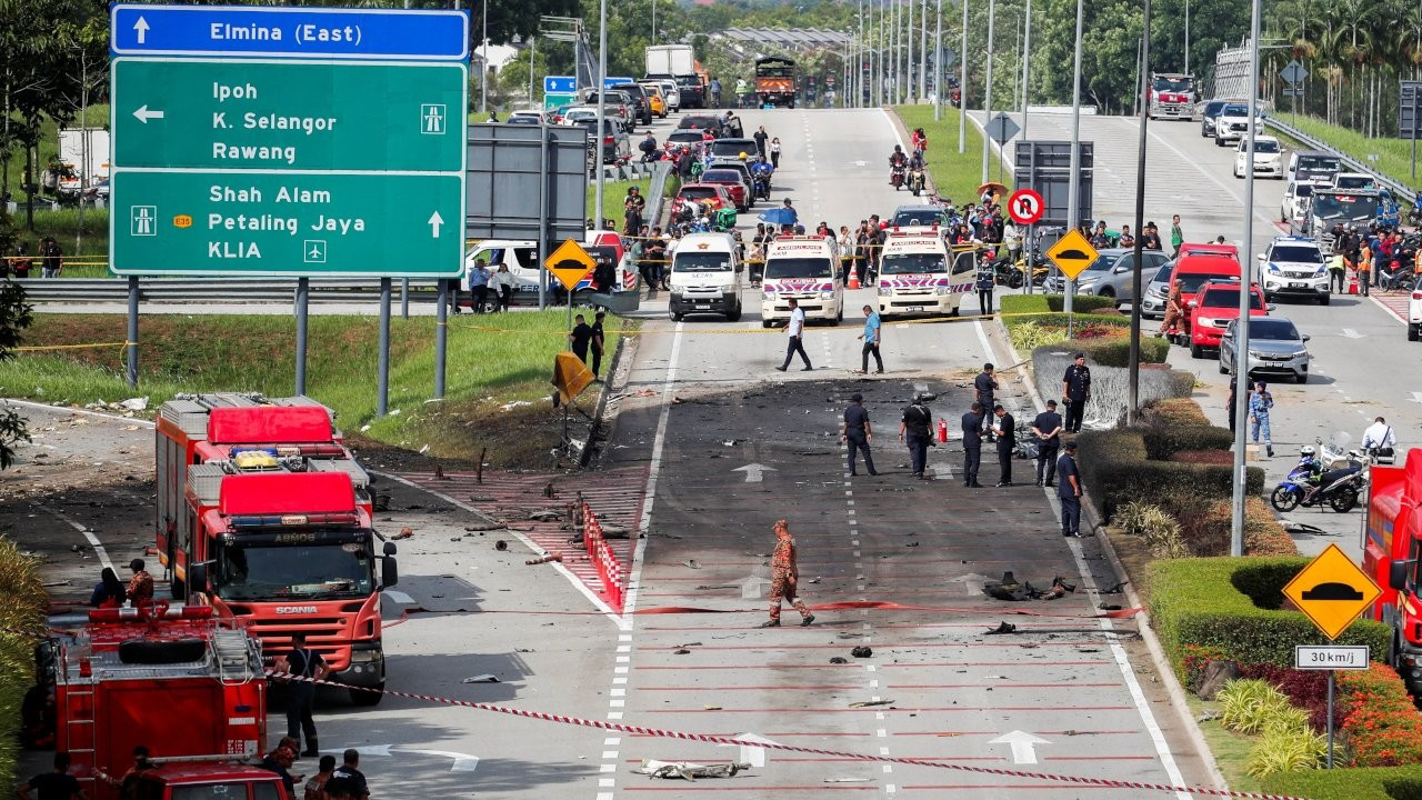 Malezya'da özel yolcu uçağı düştü: 10 ölü