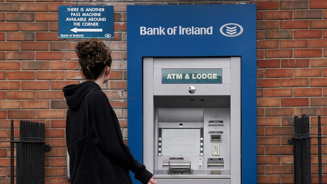 ATM para dağıttı, uzun kuyruklar oluştu