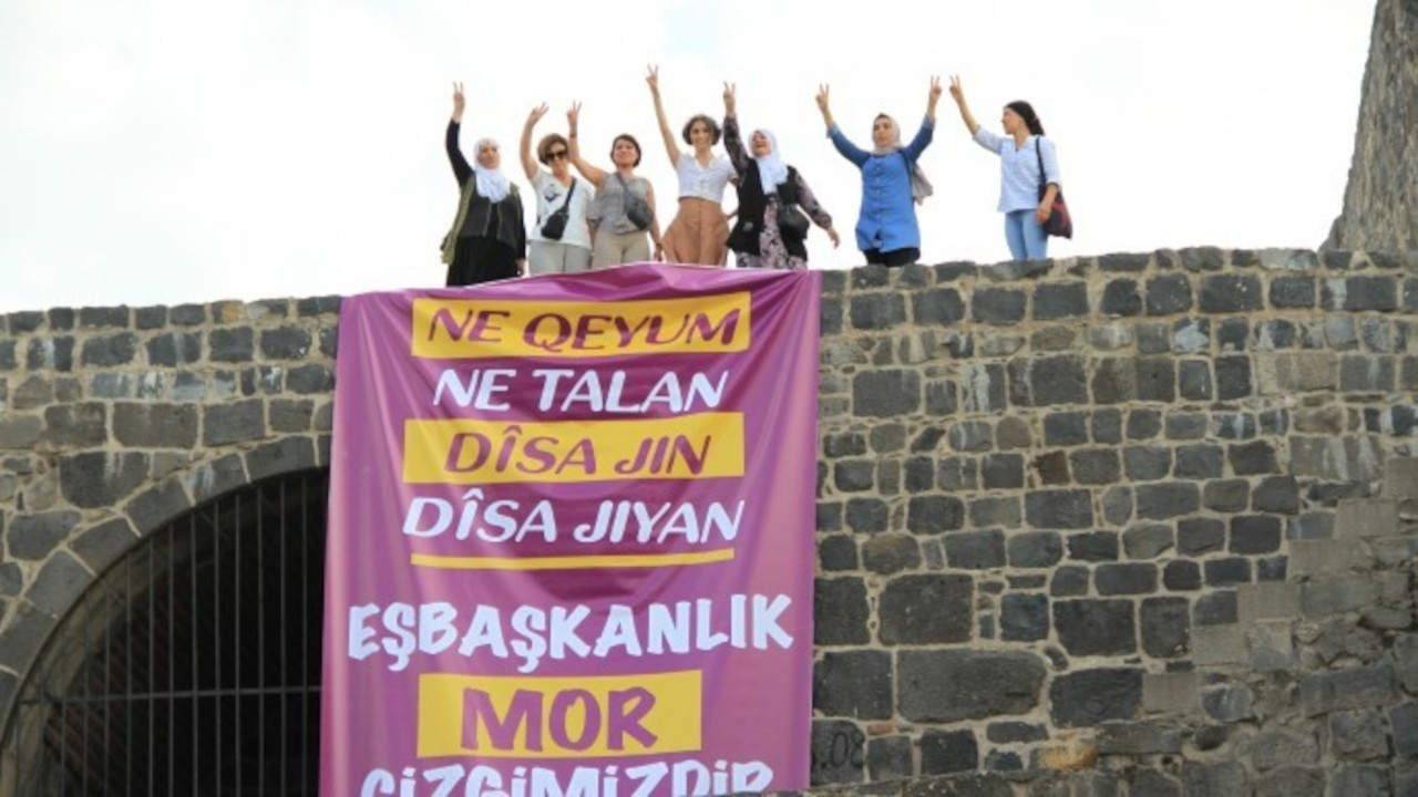 HDP'li kadınlardan Keçi Burcu'na 'Kayyım' pankartı