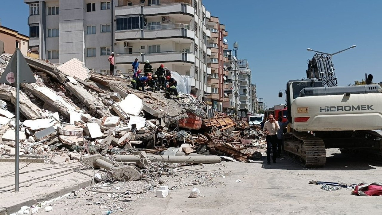 Ağır hasarlı bina yıkımda çöktü, enkaz altında kalan operatör öldü