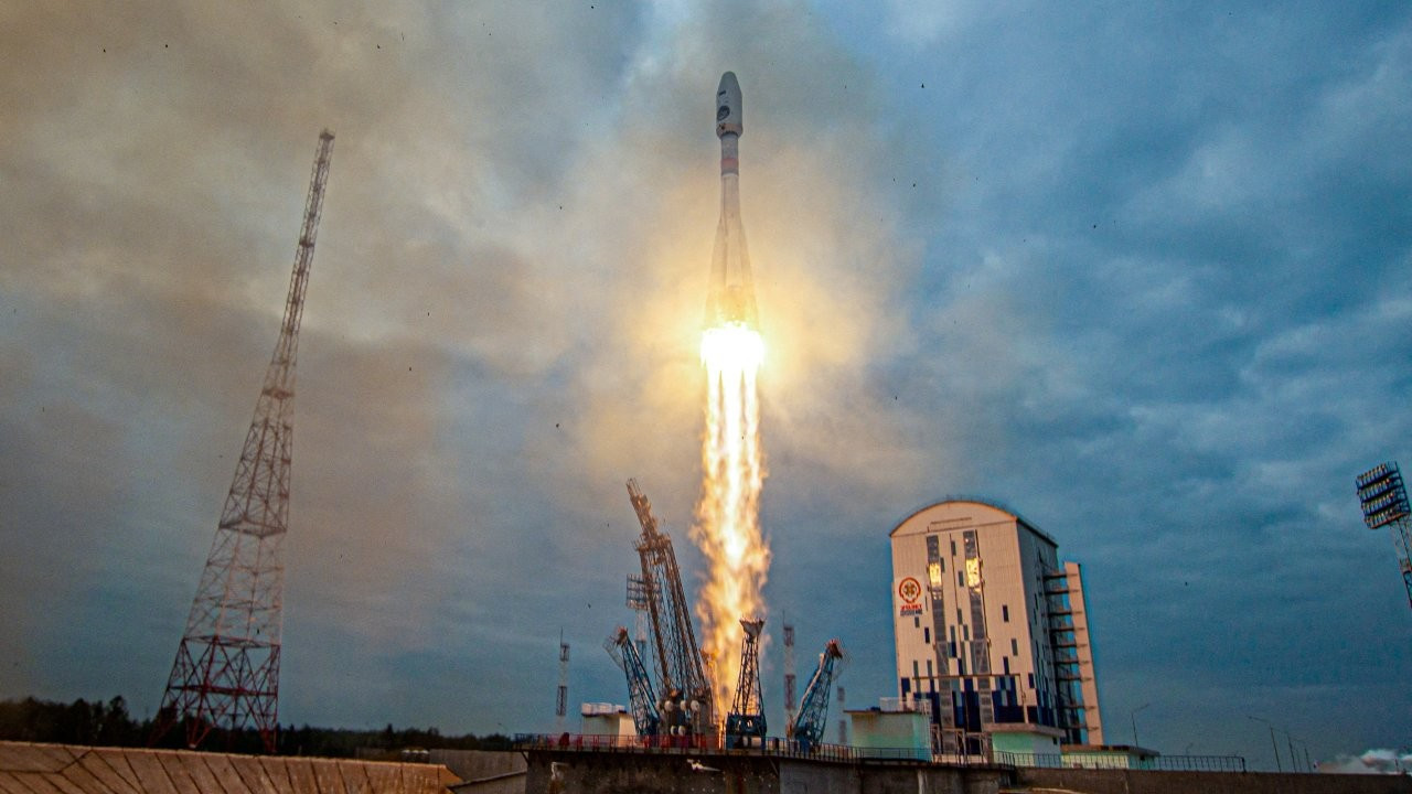 Roscosmos duyurdu: Rusya'nın uzay aracı Ay'a çarptı