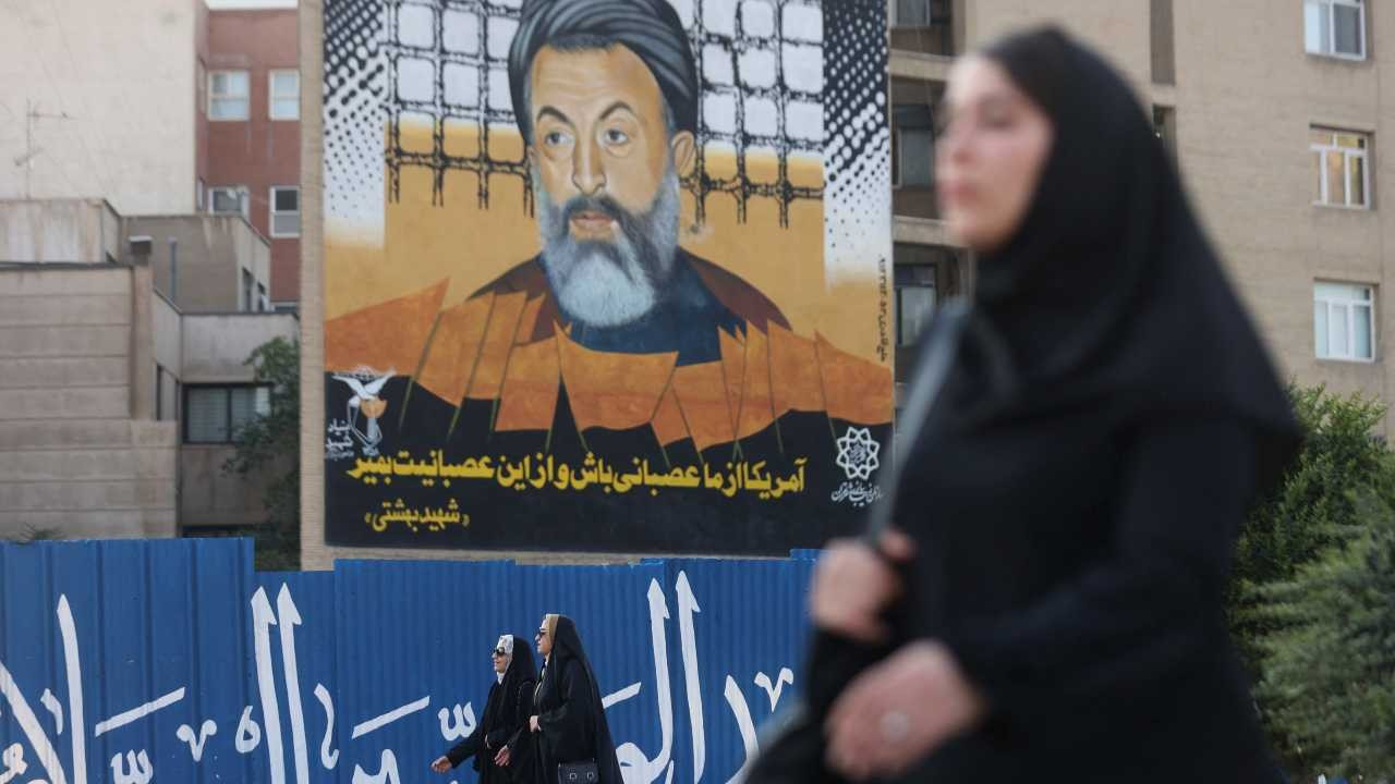 İran'da başörtüsü baskısı artıyor: Hapis, el koyma, kapatma...