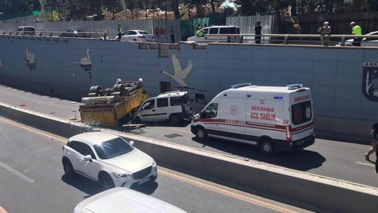 Ankara'da hafriyat kamyonu alt geçide düştü