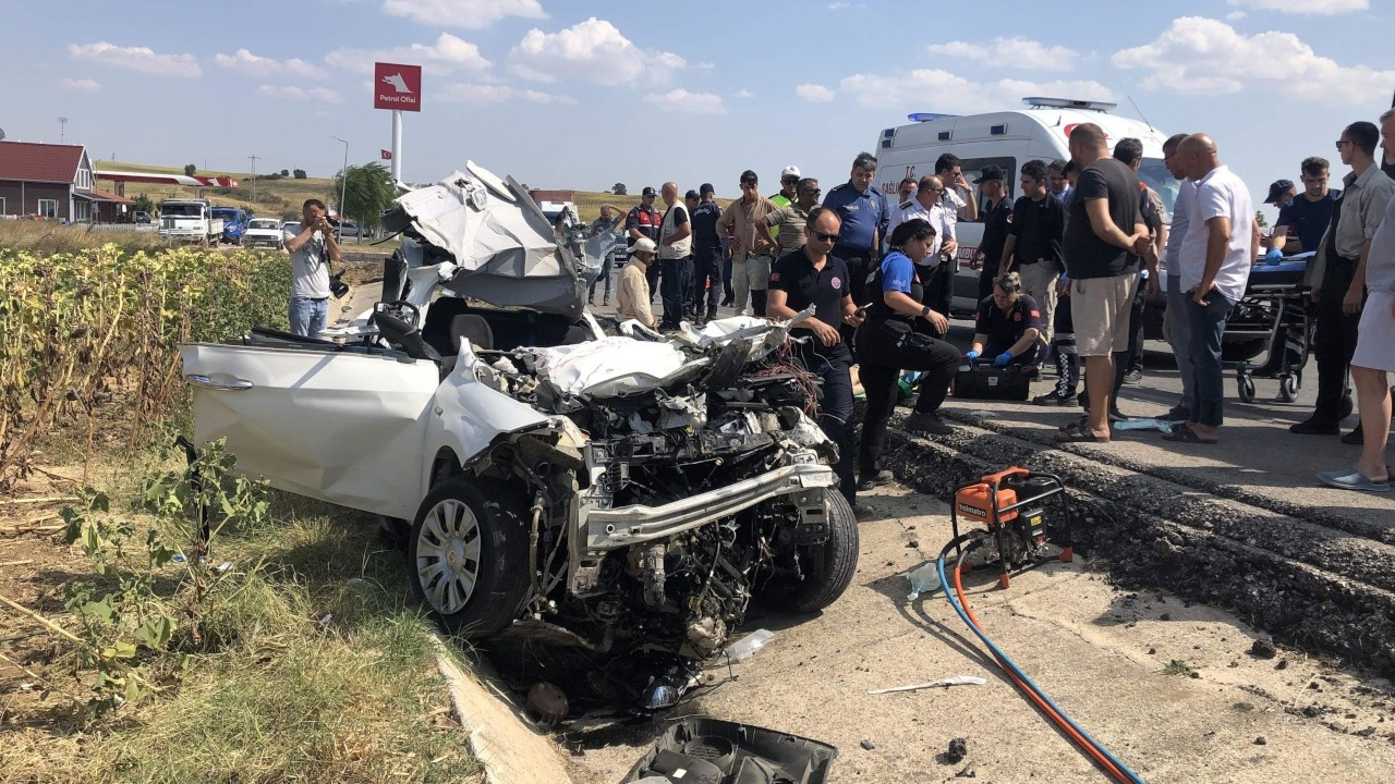 Edirne'de otomobil traktöre çarptı: 1 polis öldü, 5 kişi yaralandı