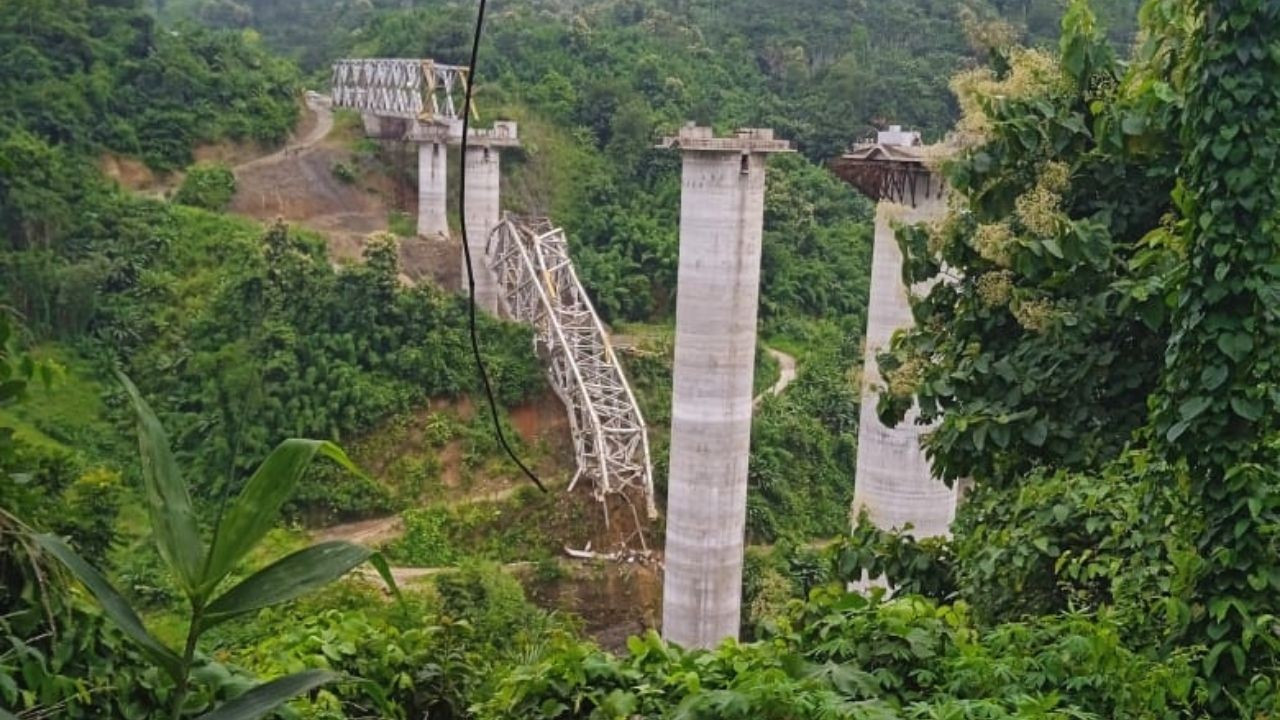 Demiryolu köprüsü çöktü: 26 işçi hayatını kaybetti