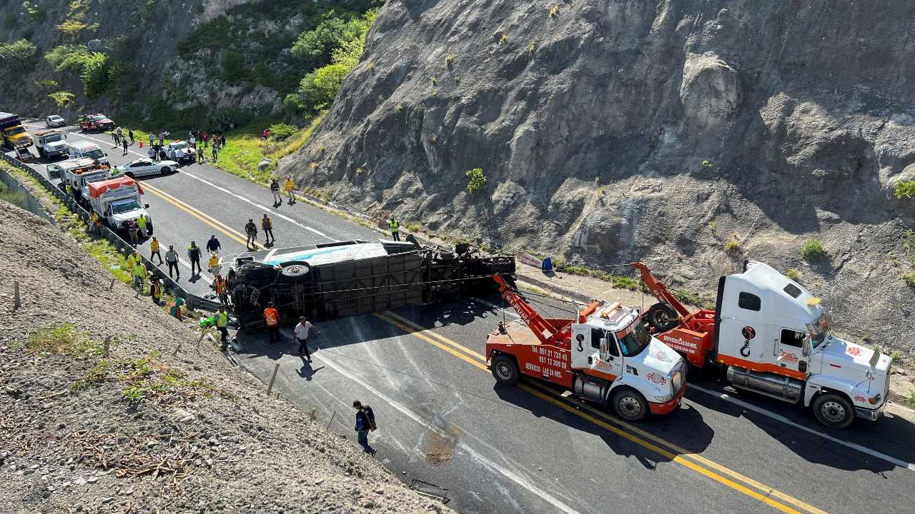 Otobüs tırla çarpıştı: 16 kişi hayatını kaybetti