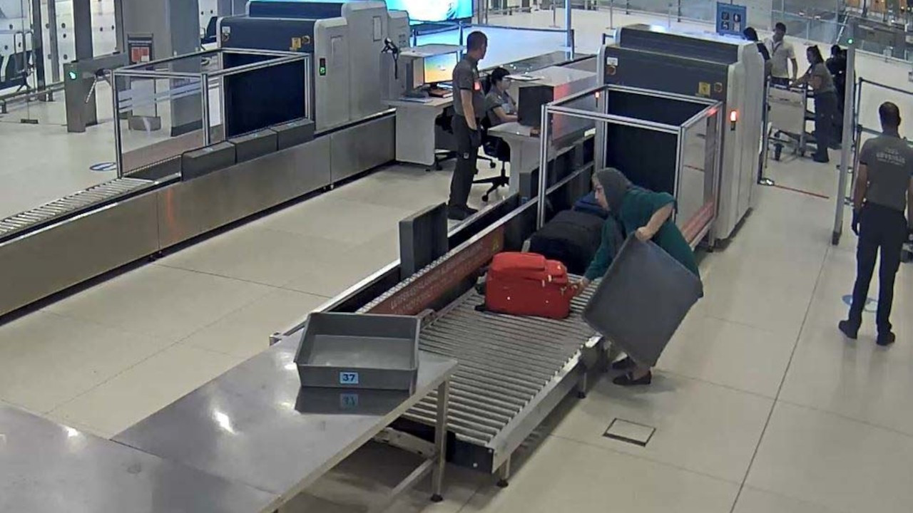 Bagajında uyuşturucu bulunan şüpheli valizleri karıştırınca yakalandı