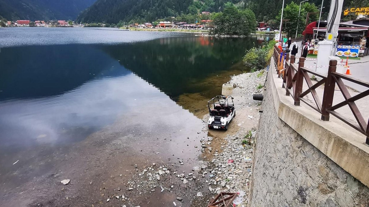 Trabzon'da turistleri taşıyan golf aracı göle yuvarlandı
