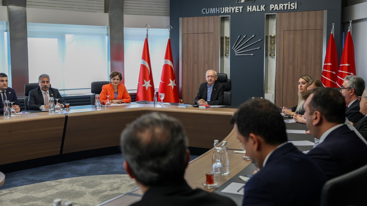 Kılıçdaroğlu İstanbul ilçe başkanlarıyla görüştü