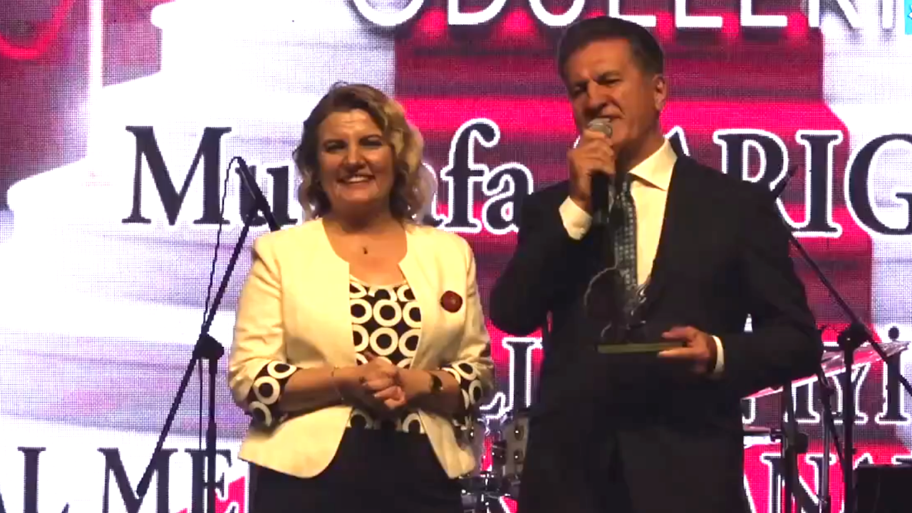 Mustafa Sarıgül'e 'yılın en iyi sosyal medya kullanan siyasetçisi' ödülü verildi