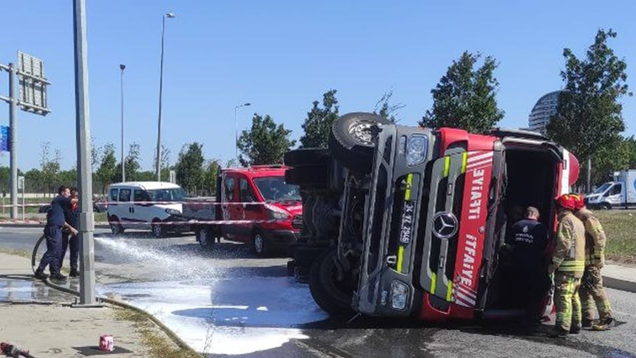 Yangına müdahaleye giden itfaiye aracı devrildi: İki yaralı