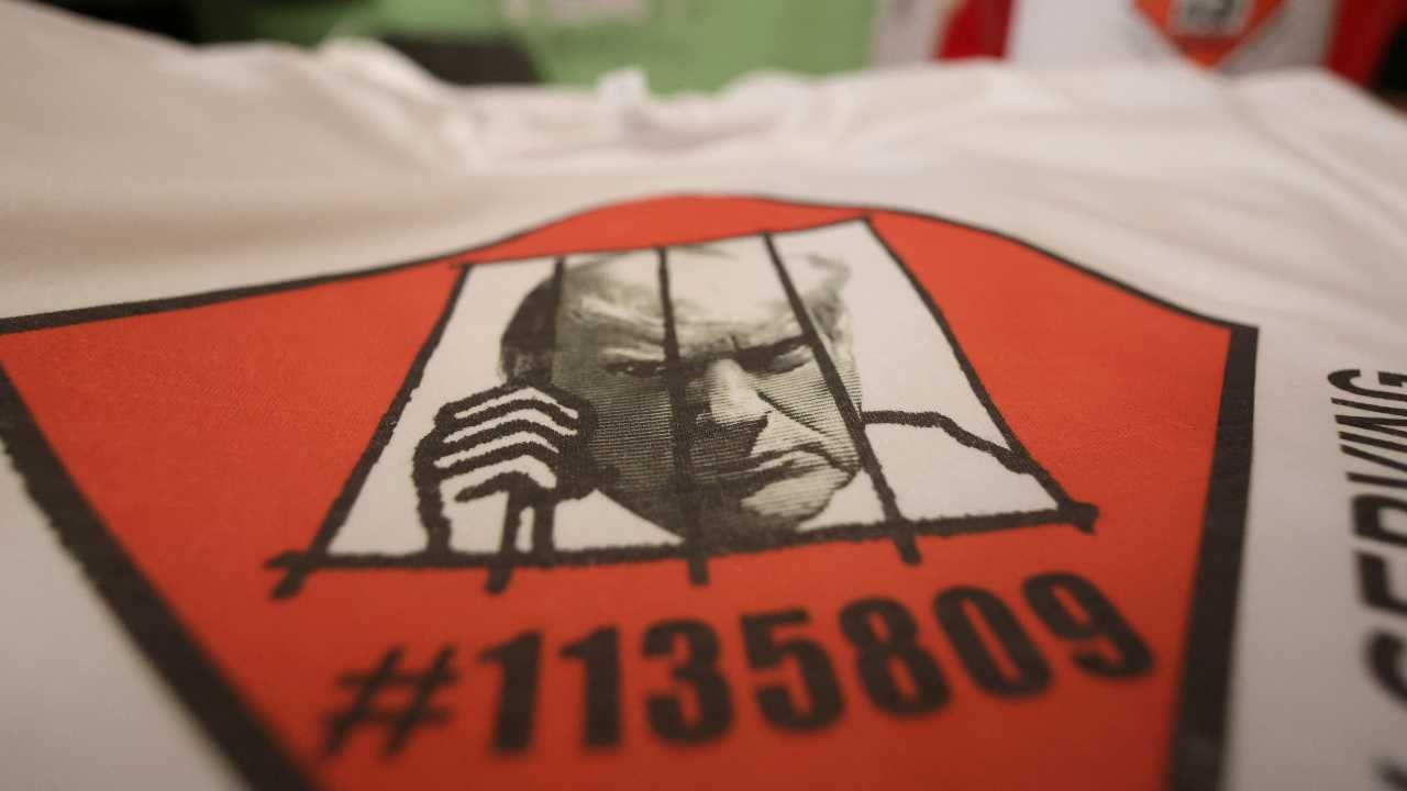 Trump'ın sabıka fotoğrafı tişörtlere bastırılıp satışa çıkarıldı