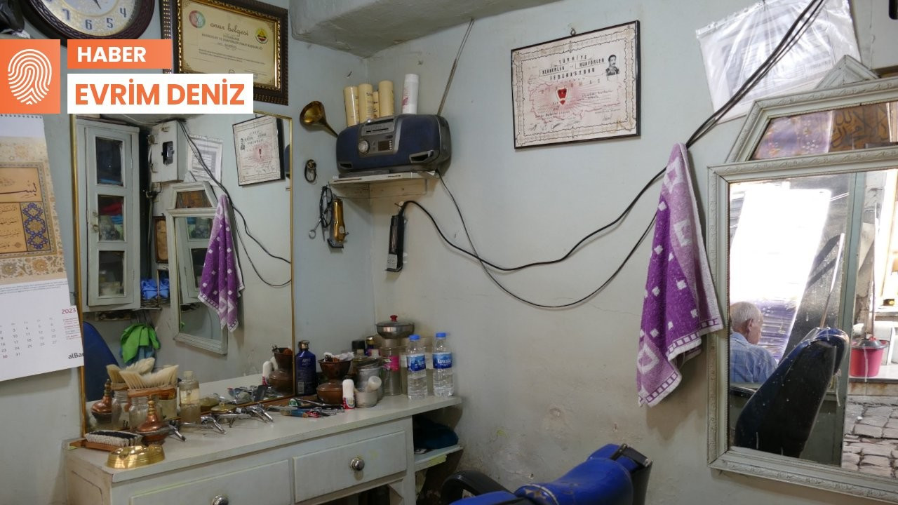 Diyarbakır'ın 'sığdığı' dükkanda 69 yıldır berberlik yapıyor