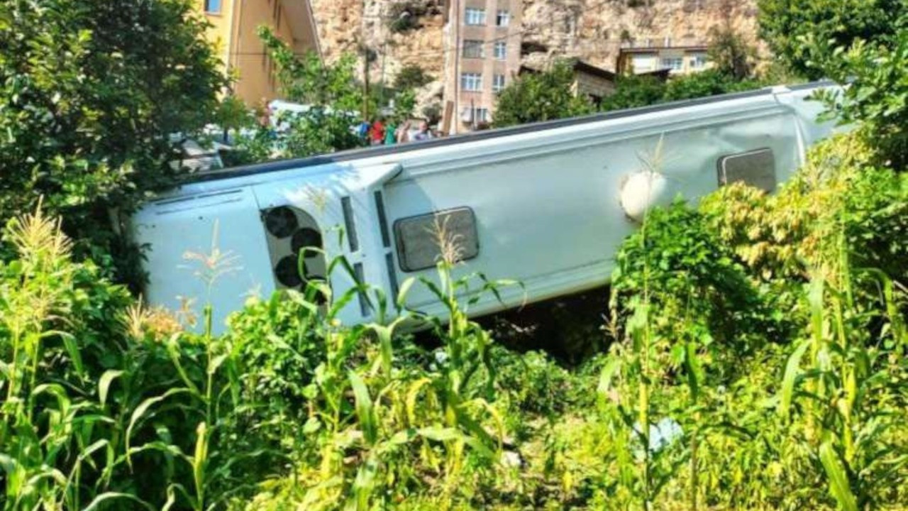 Karaman'da tur otobüsü, evin bahçesine devrildi: 24 yaralı