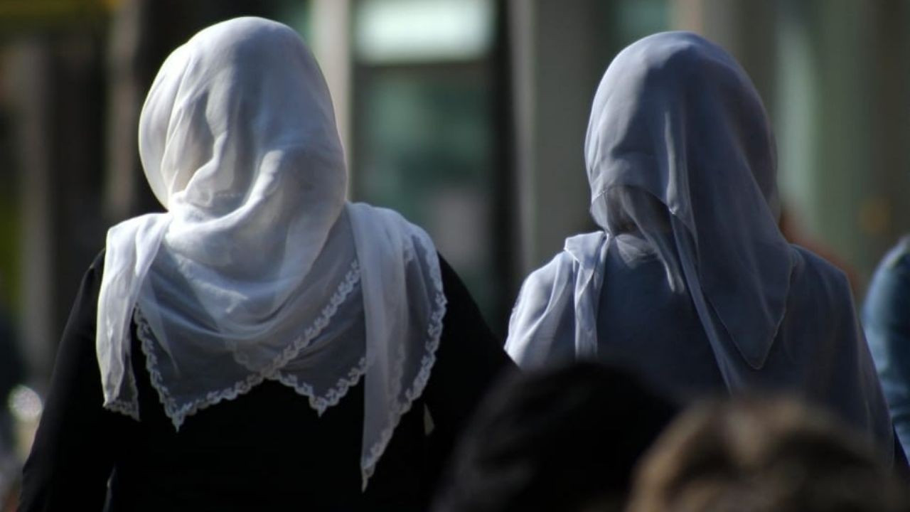Fransa'da devlet okullarında 'abaya' yasağı