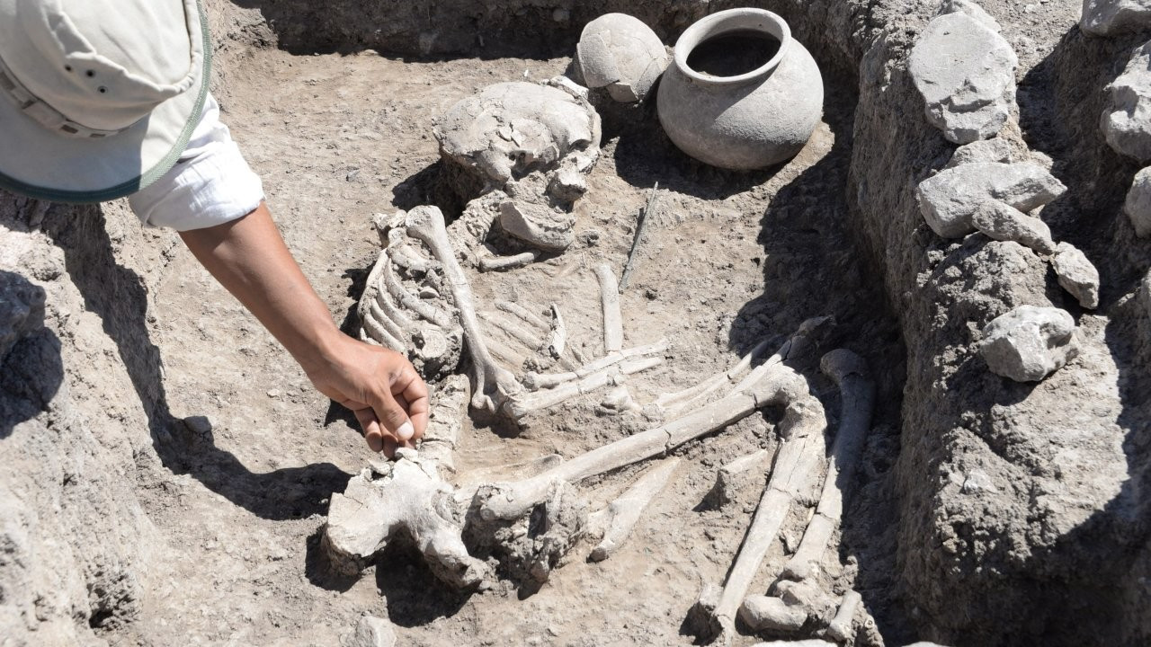 Çayönü Tepesi'nde ilk Tunç Çağı'na ait 5 mezar bulundu