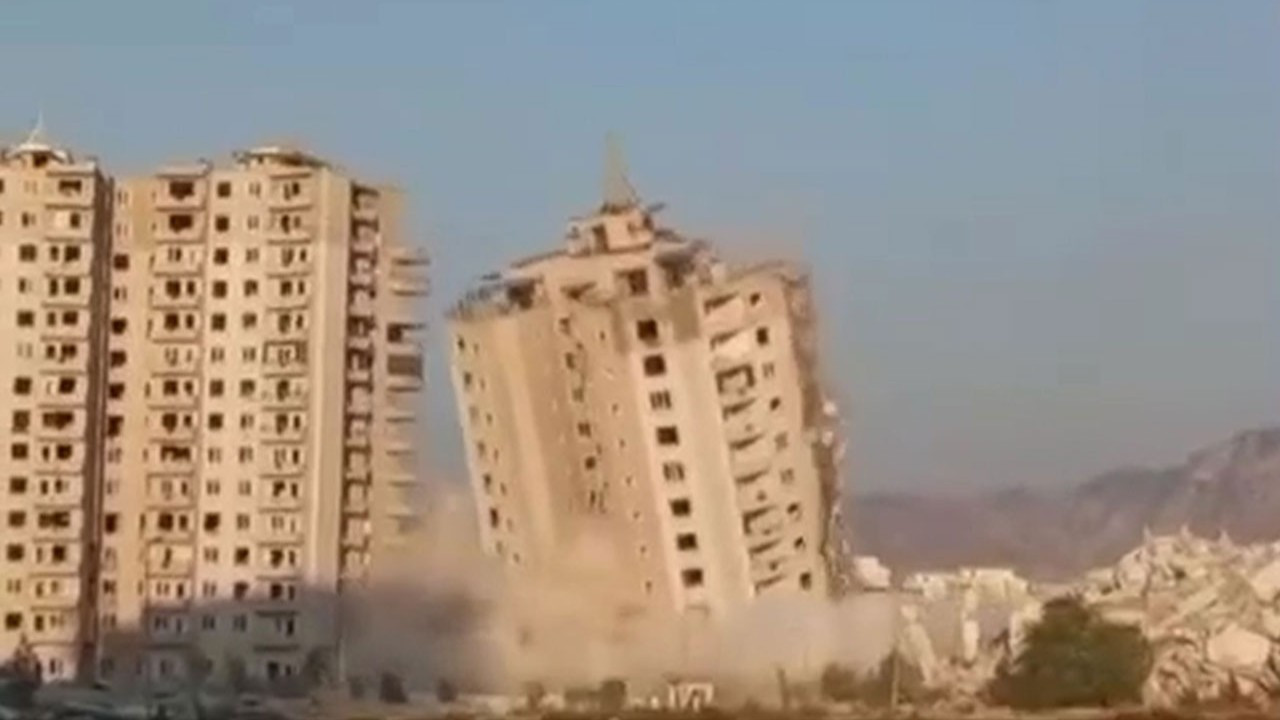 Hatay'da 2 katlı bina çöktü, 16 katlı rezidans yıkıldı