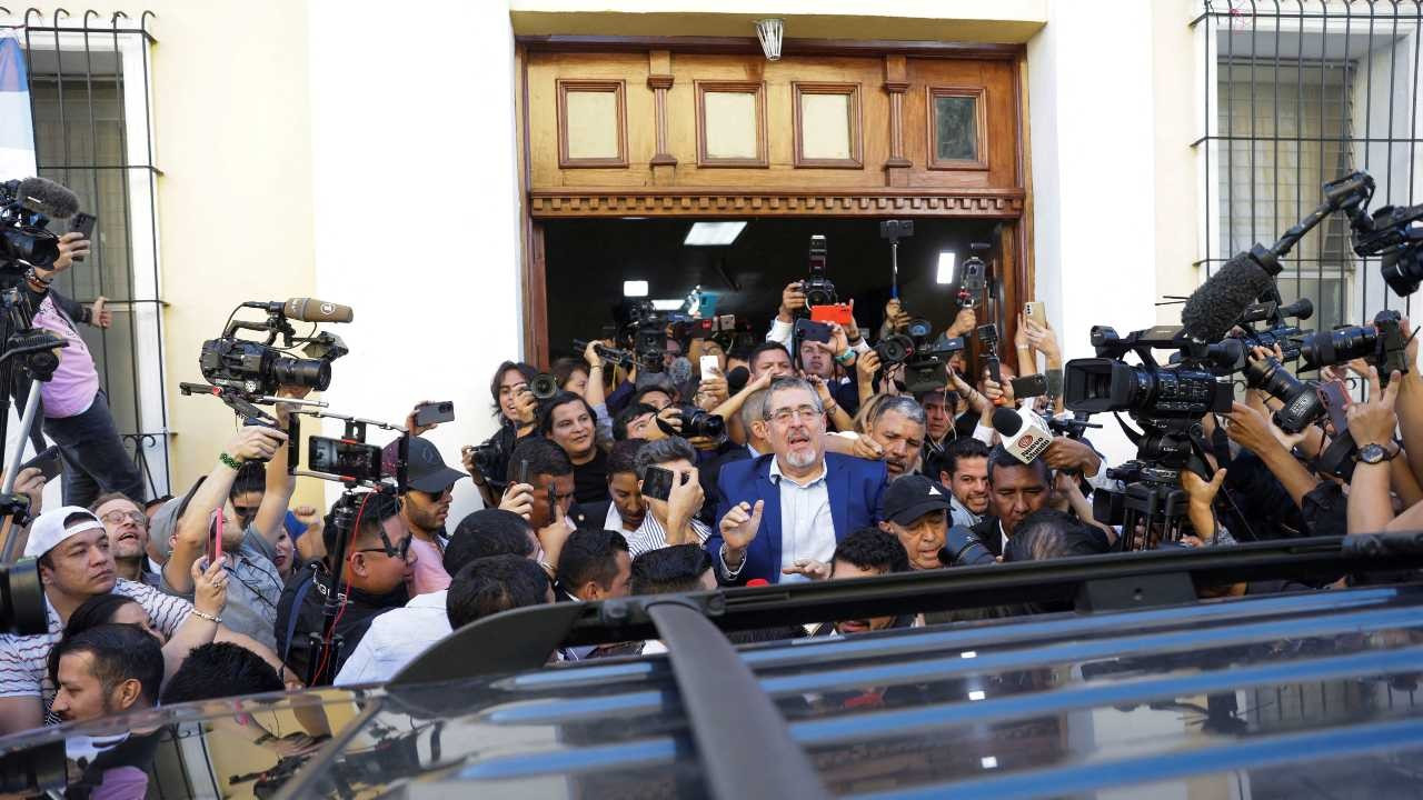 Guatemala'da seçilmiş devlet başkanının partisinin faaliyetleri askıya alındı