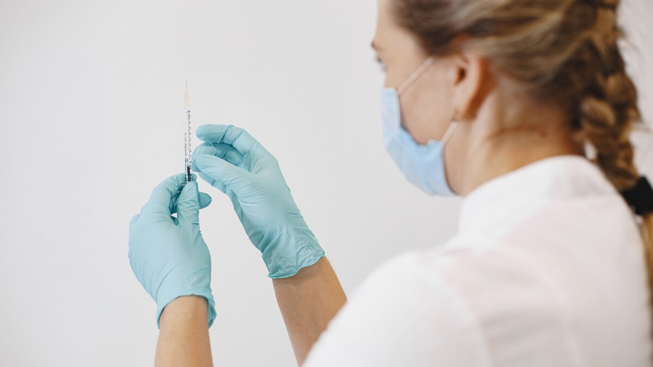 İngiltere, dünyada ilk kez 7 dakikada uygulanan kanser aşısını kullanıma sundu