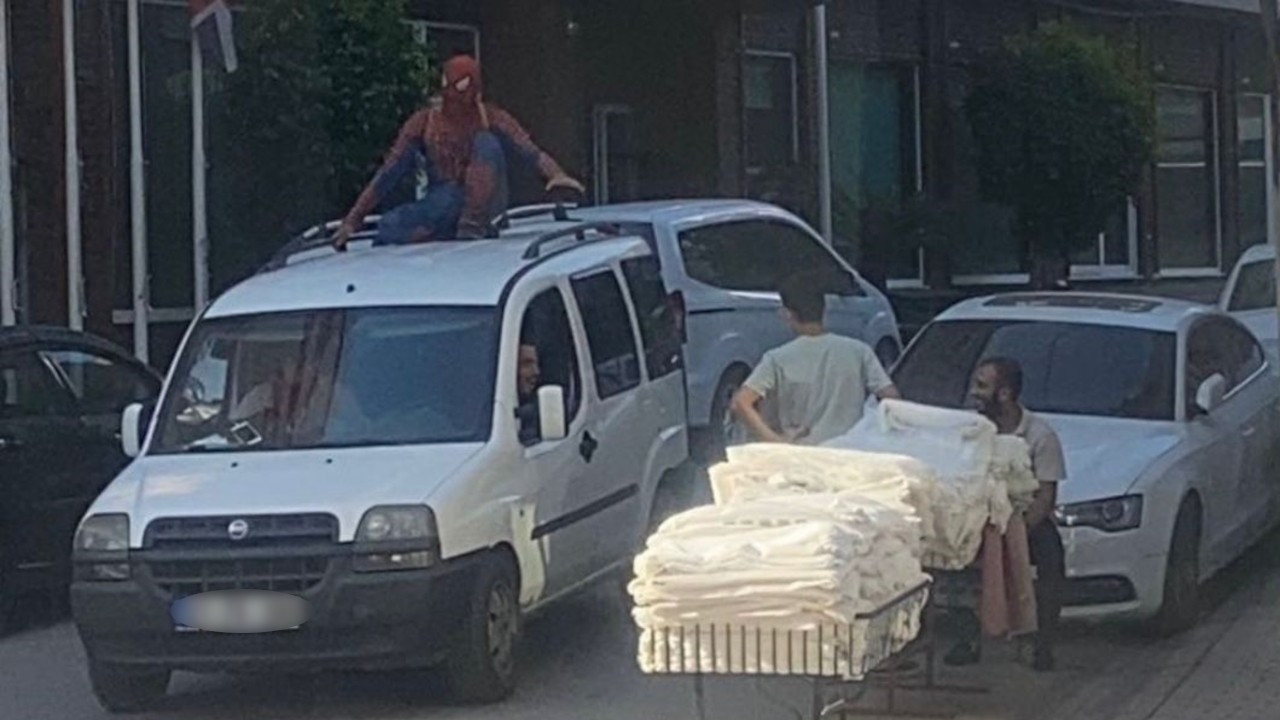 Adana'da 'örümcek adam'ın tavanında yolculuk ettiği araç trafikten çekildi