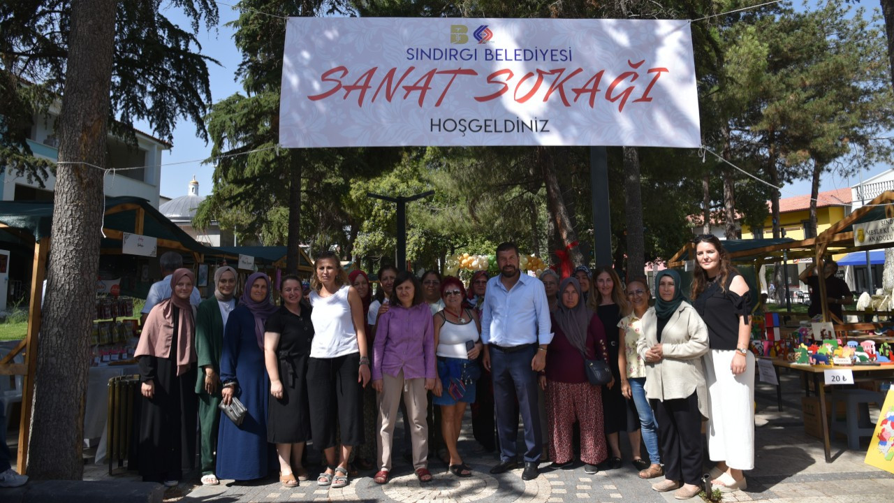 Balıkesir'de şenlik bütçesi depremzedelere gönderildi