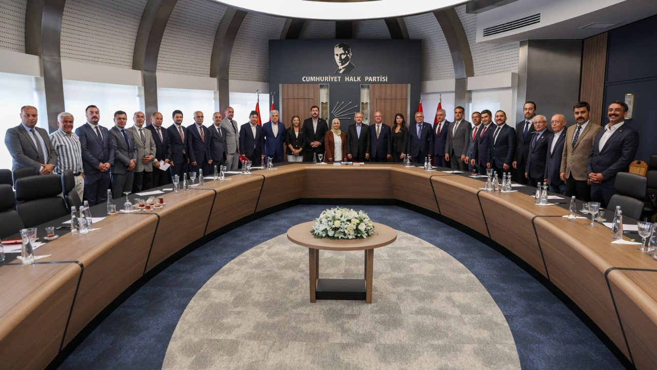 Kemal Kılıçdaroğlu, partisinin Ankara İl Başkanı ve ilçe başkanlarıyla görüştü