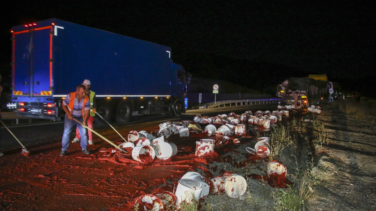 Yolcu otobüsü tıra çarptı: 15 yaralı