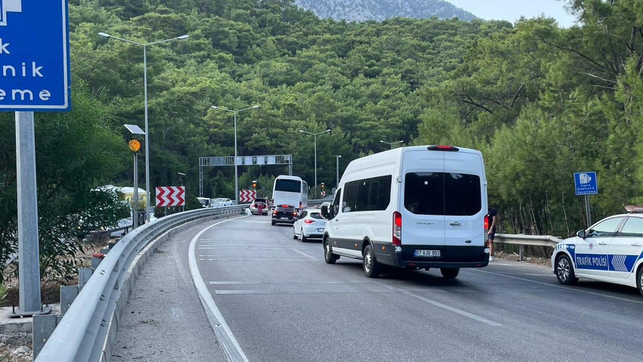 Antalya'da 14 araç zincirleme kaza yaptı