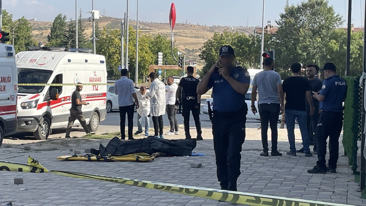 Elazığ'da silahlı çatışma: Ambulansta müdahale edilirken öldürüldü