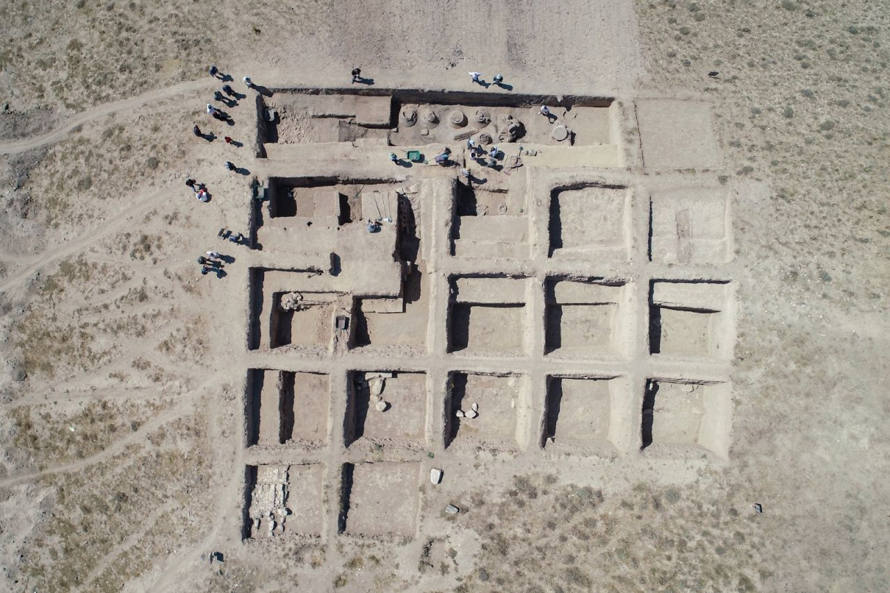 Van'daki Garibin Tepe'de Urartular dönemine ait anıtsal yapı grubu ortaya çıkarıldı - Sayfa 3