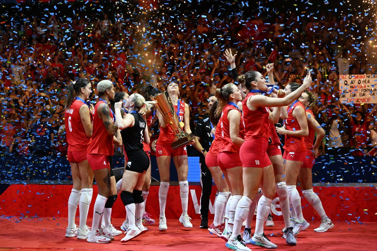 A Milli Kadın Voleybol Takımı'nın şampiyonluğu dünya basınında: 'Muhteşem zafer' - Sayfa 1