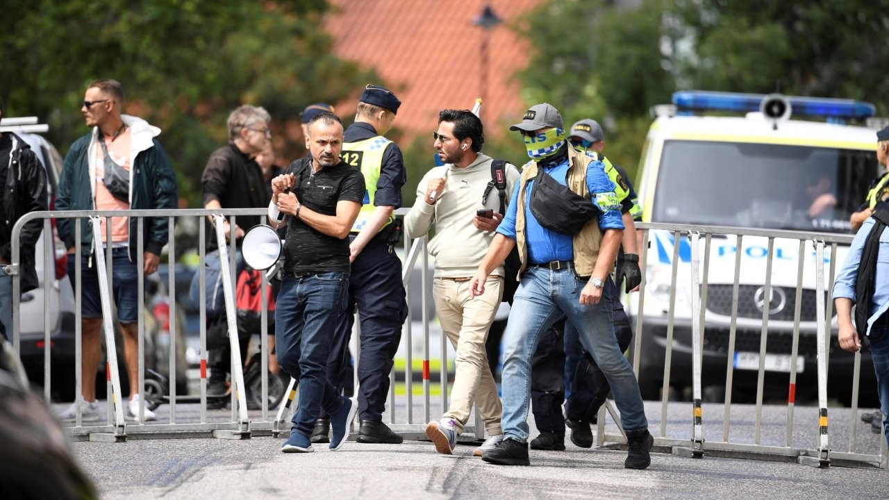 İsveç'te Kuran yakma eylemi: Polise taş atan 15 kişi gözaltına alındı
