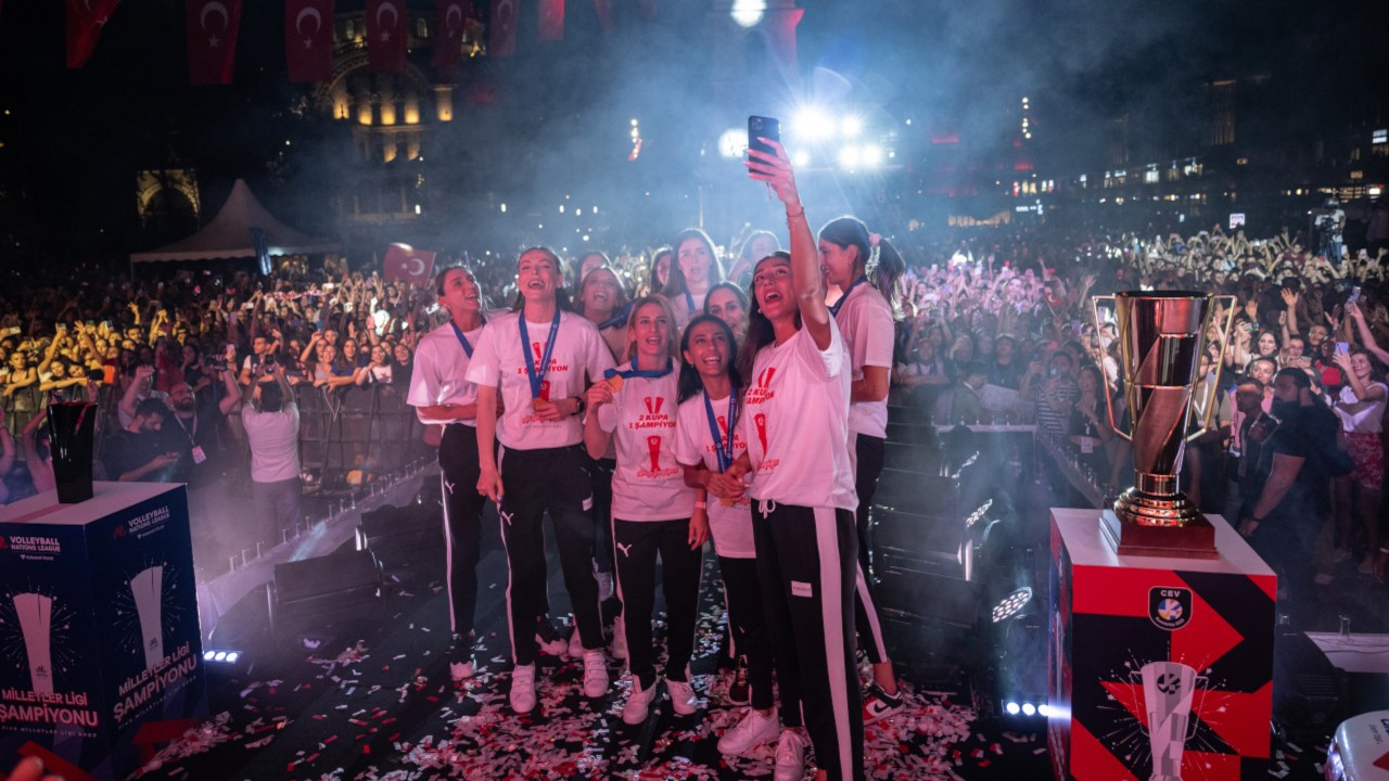 Milli Takım şampiyonluğu İstanbullularla kutladı: Size gülmek çok yakışıyor...
