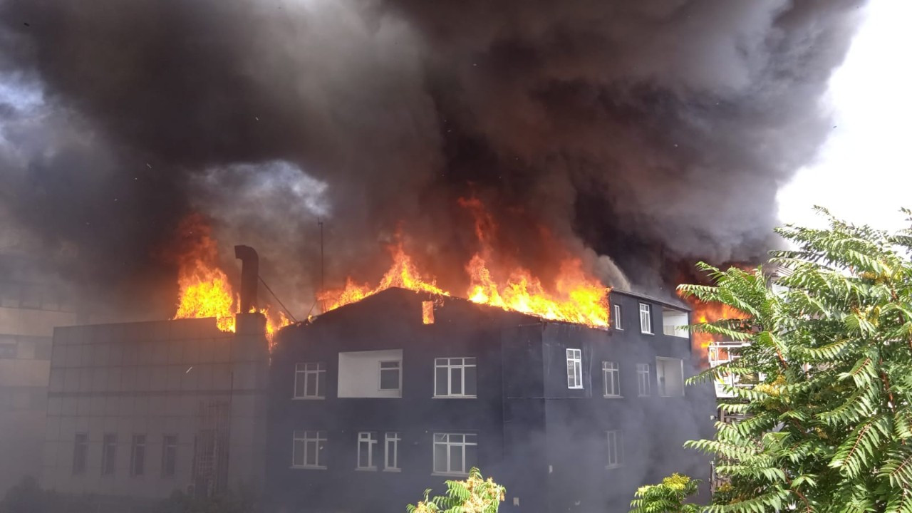 Ataşehir'de yangın: Çevredeki binalara sıçradı