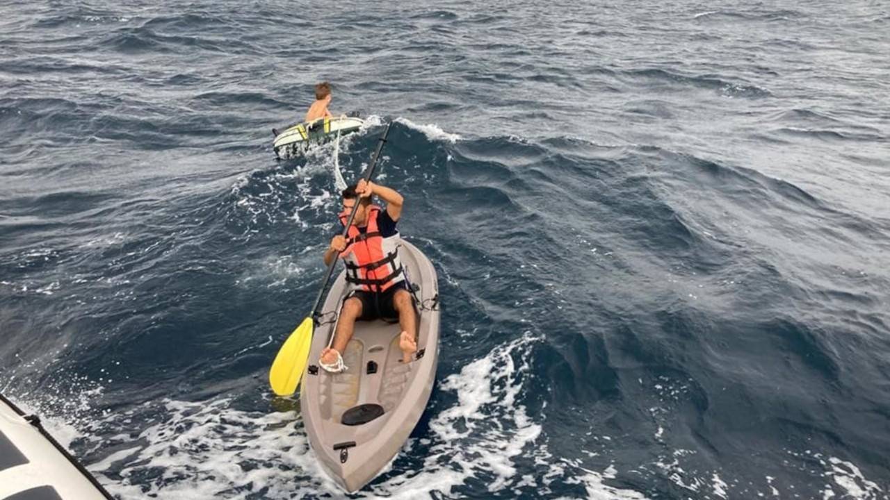 Saros Körfezi'nde sürüklenen 2 çocuk ve yardıma giden cankurtaranı Sahil Güvenlik kurtardı