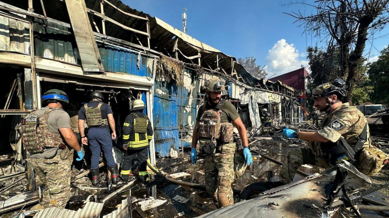 Zelenskiy: Rusya yerleşim yerine saldırdı, 16 kişi öldü
