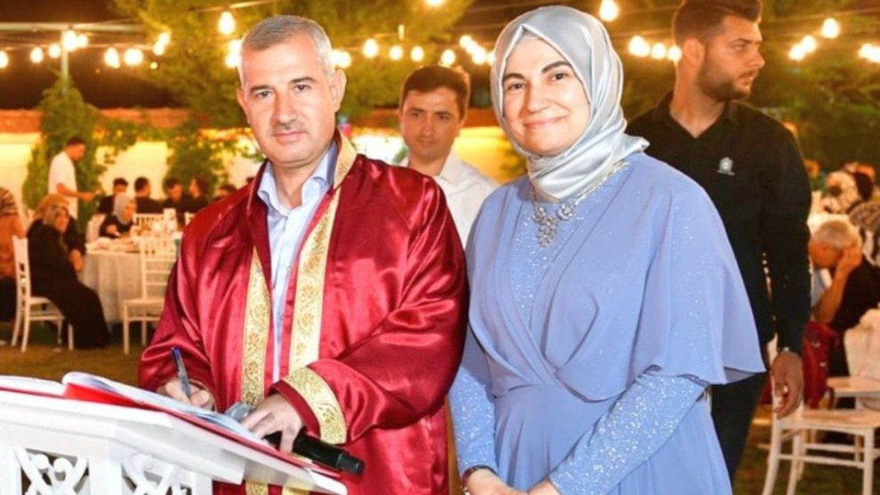 AK Partili belediye başkanı eşini istisnai kadrodan memur yaptı