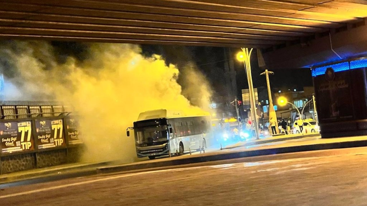 Şehir içi yolcu otobüsü seyir halindeyken yandı