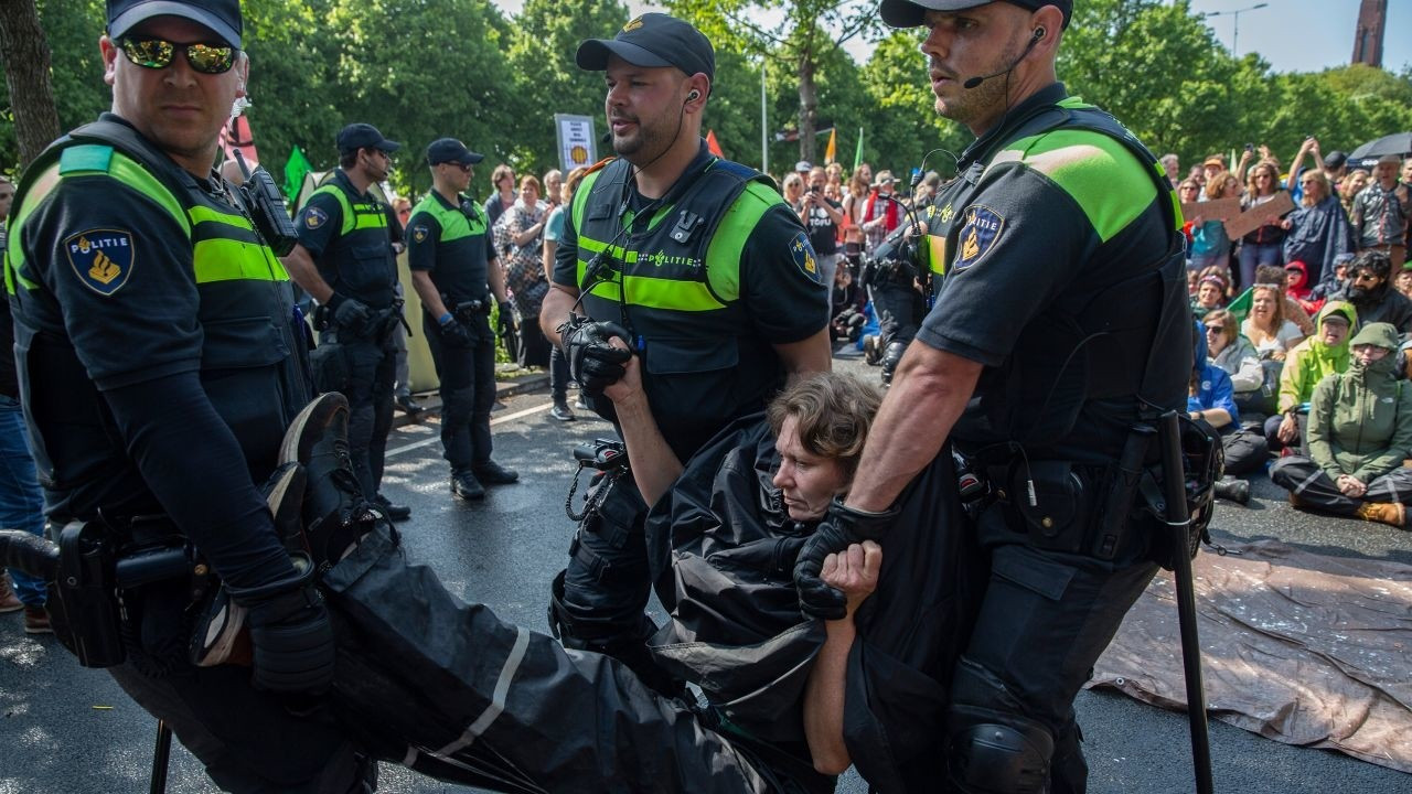 Hollanda'da 2 bin çevreci gözaltına alındı
